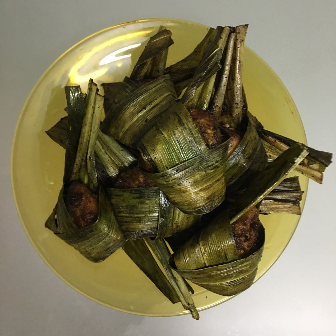 Finally, I fried it after days of wrapped. During frying, the pandan smells really good. All in tummy. Taste great. Yuuummssss.