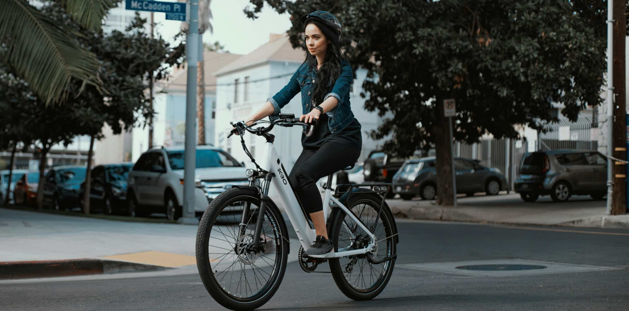 Imagen de archivo de una chica rodando sobre una e-bike.