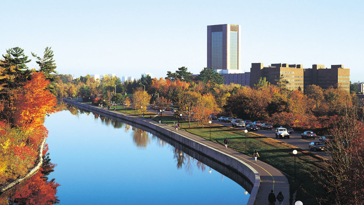 Carleton University tọa lạc gần kênh Rideau tại thủ đô Ottawa, tỉnh bang Ontario, Canada