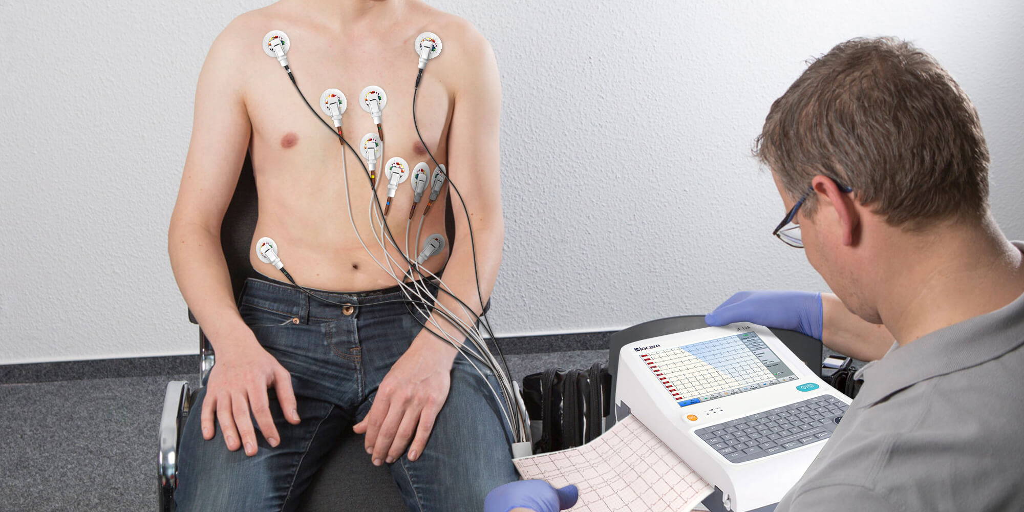 Utilisez cet appareil ECG numérique iE12A à 12 canaux et 12 dérivations Biocare pour effectuer un test ECG pour votre patient