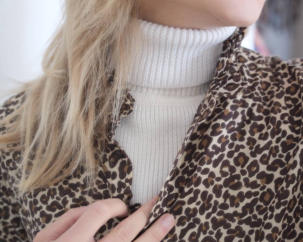 foulard pois bleu blanc élégant de la marque suisse Joli Nous, un accessoire premium pour bébé, alliant design raffiné et qualité exceptionnelle OEKO-TEX GOTS