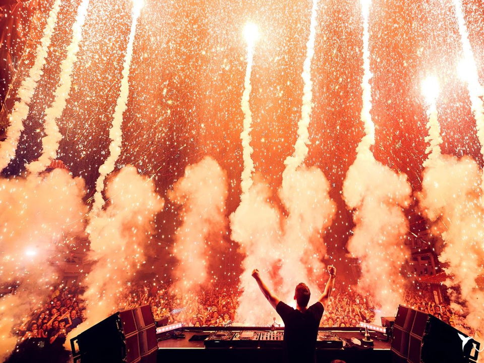 Amazing picture from the stage at Hardwells party at Ushuaia