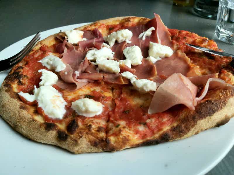 Amsterdam: Pizza Cruise with Drinks - photo 1