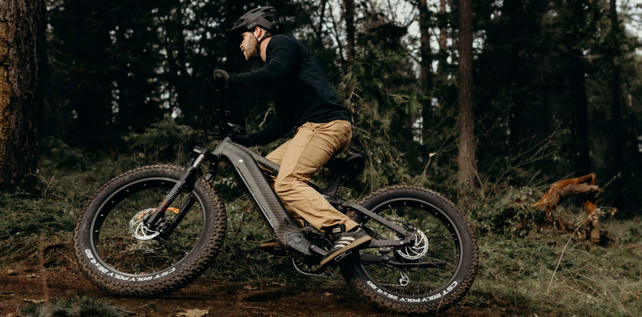 mujer en ruta de bicicleta reacondicionada electrica de montaña viendo el panorama