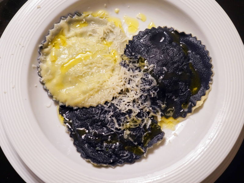 Cours de cuisine Bologne: Raviolis noir et blanc et tiramisù : saveurs et tradition