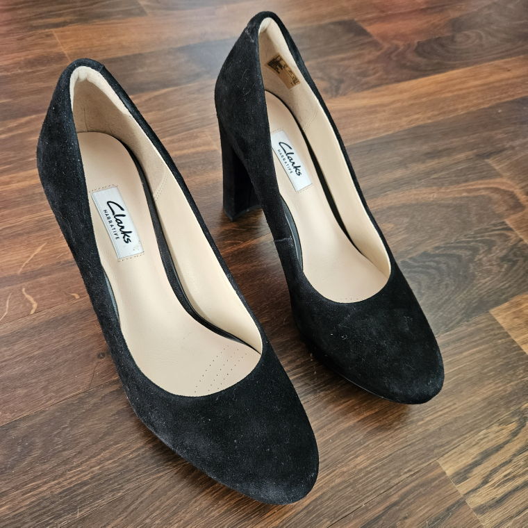 New black suede heels