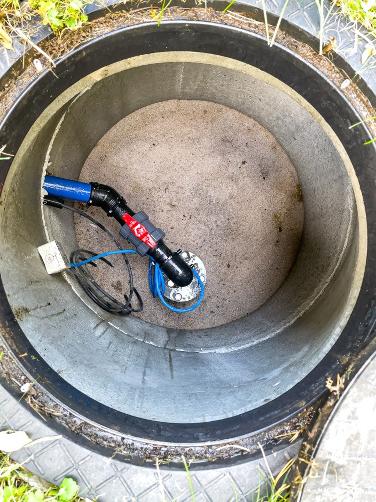 Foto Kundenreferenz Mehrfamilienhaus Altbau Außenansicht Brunnenanlage