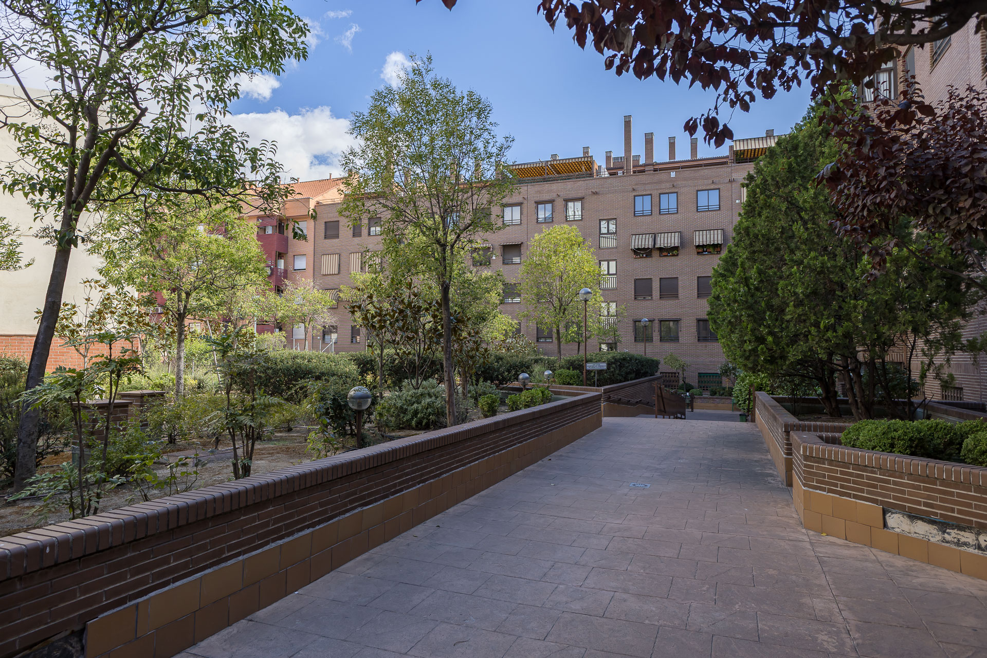 Spacious exterior home in a private development next to Madrid Río - Image 2