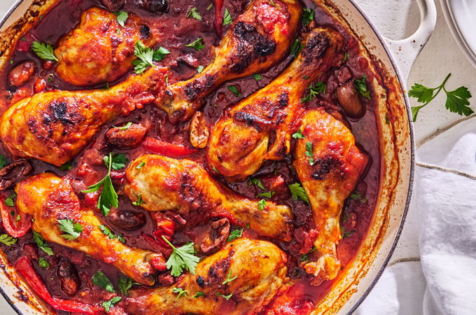 Pilons de poulet braisés aux tomates, au chorizo et aux olives