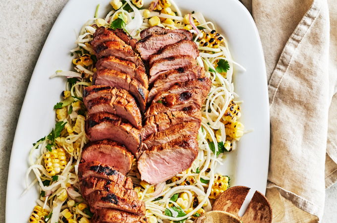 Filets de porc, salade de chou au maïs grillé
