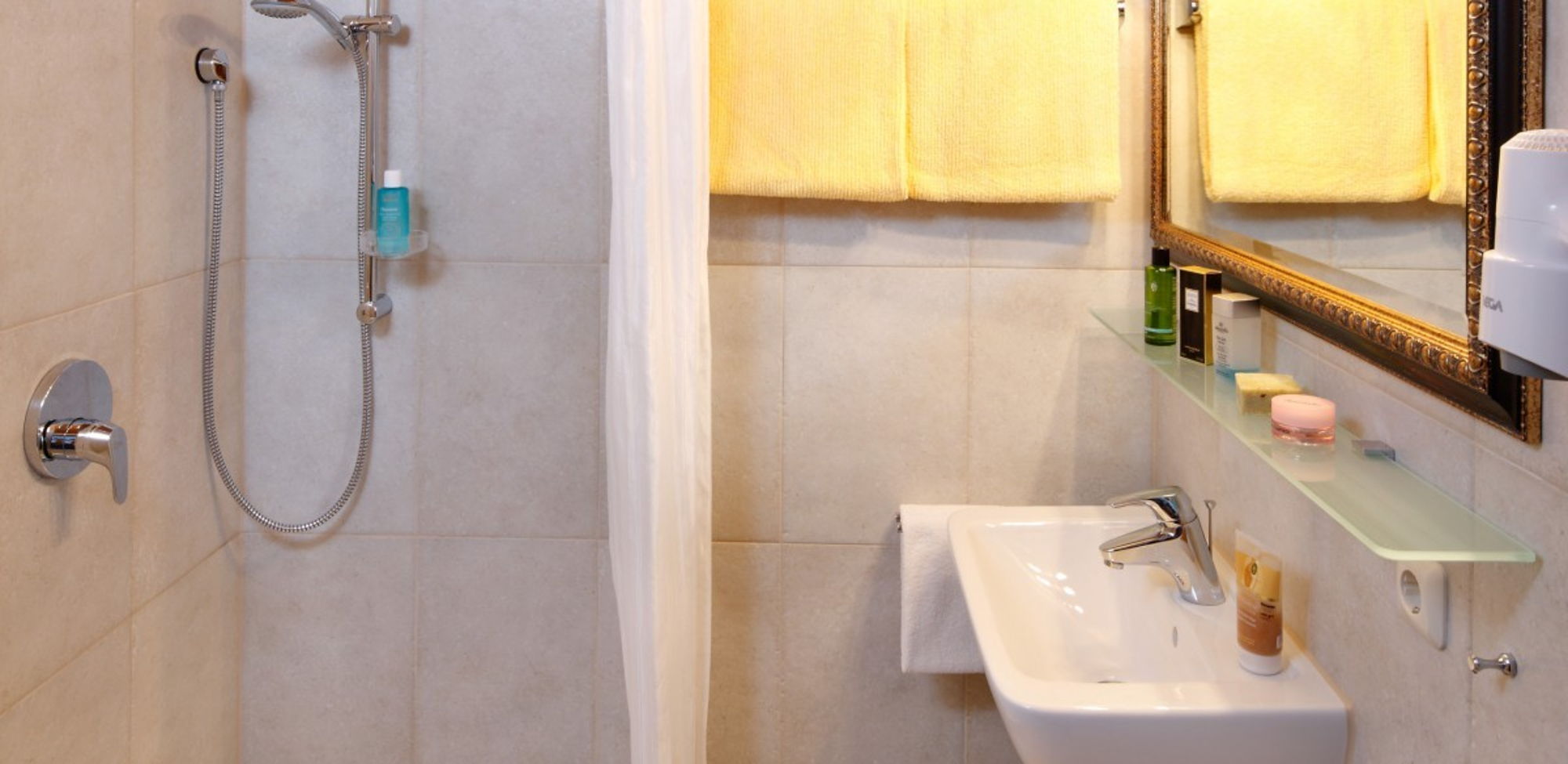 Modernes Badezimmer mit Dusche der Ferienwohnung für 2-3 Personen, 38m²