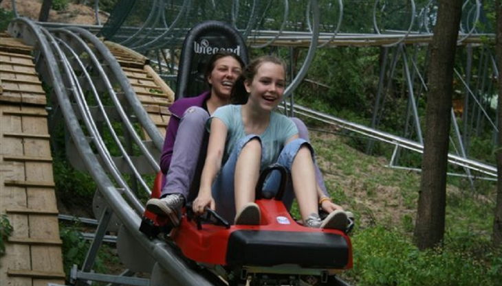 scharmützelbob die sommerrodelbahn mädchen