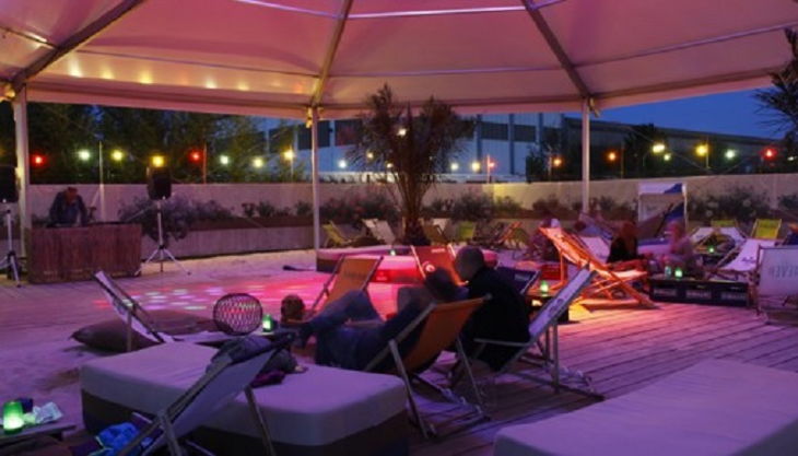 das eventschiff der liegebereich im dunklen