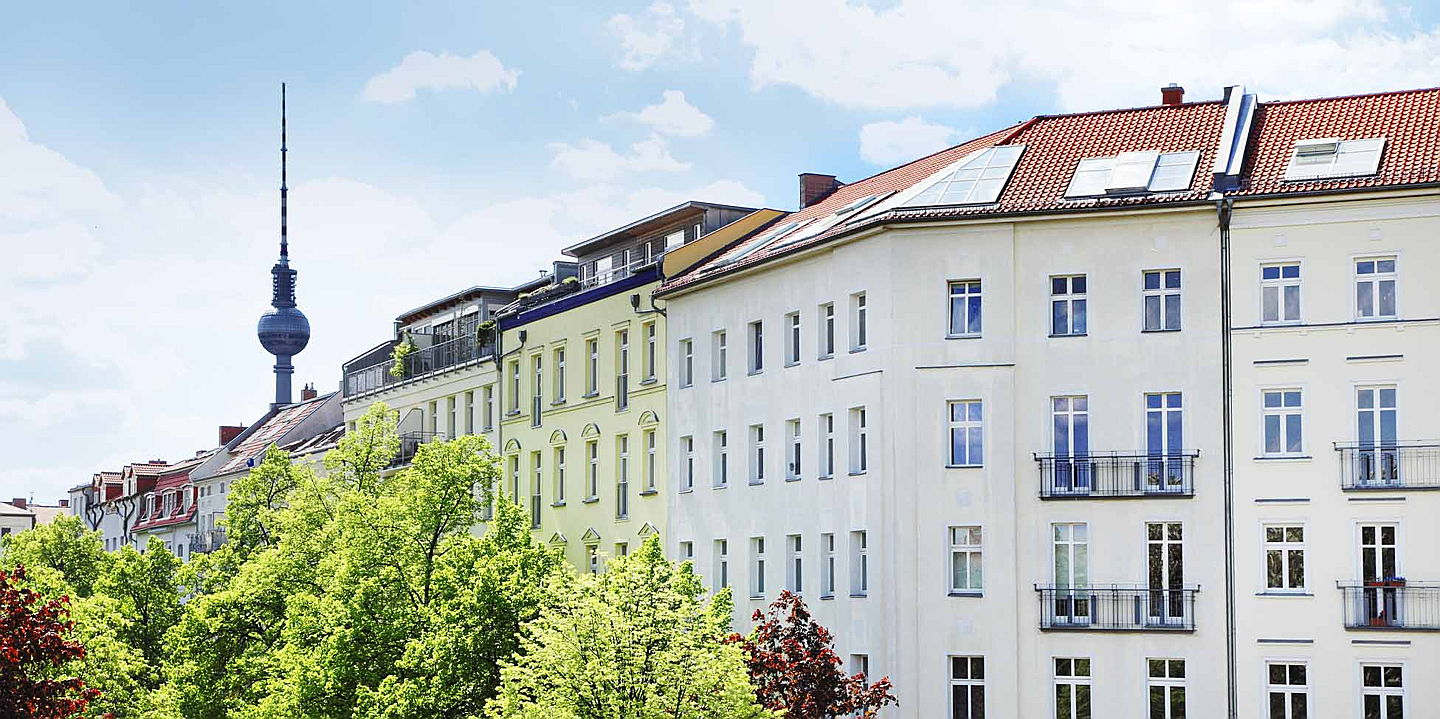  Berlin
- Im zweiten Quartal 2018 stiegen die Kaufpreise für Wohn- und Geschäftshäuser in Berlin gegenüber dem Vorjahr um rund 6,8 Prozent. Trotz durchschnittlicher Renditen unter drei Prozent sorgt die hohe Nachfrage weiterhin für steigende Preise bei einem knappen Angebot.