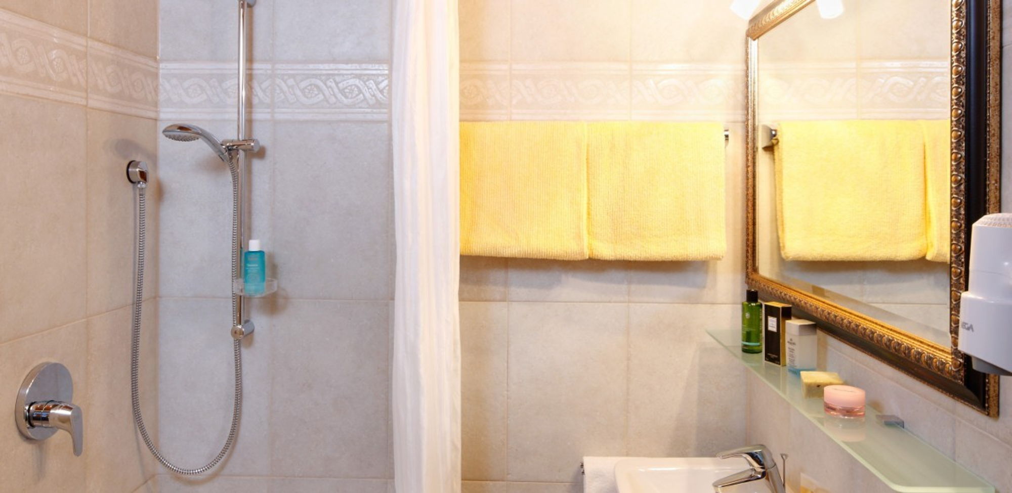 Modernes Badezimmer mit Dusche der Ferienwohnung für 2-3 Personen, 38m²