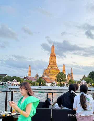 Illuminated landmark views, including Wat Arun
