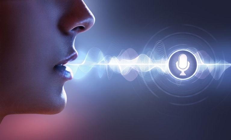 Une femme donne des commandes vocales à sa maison intelligente avec Google