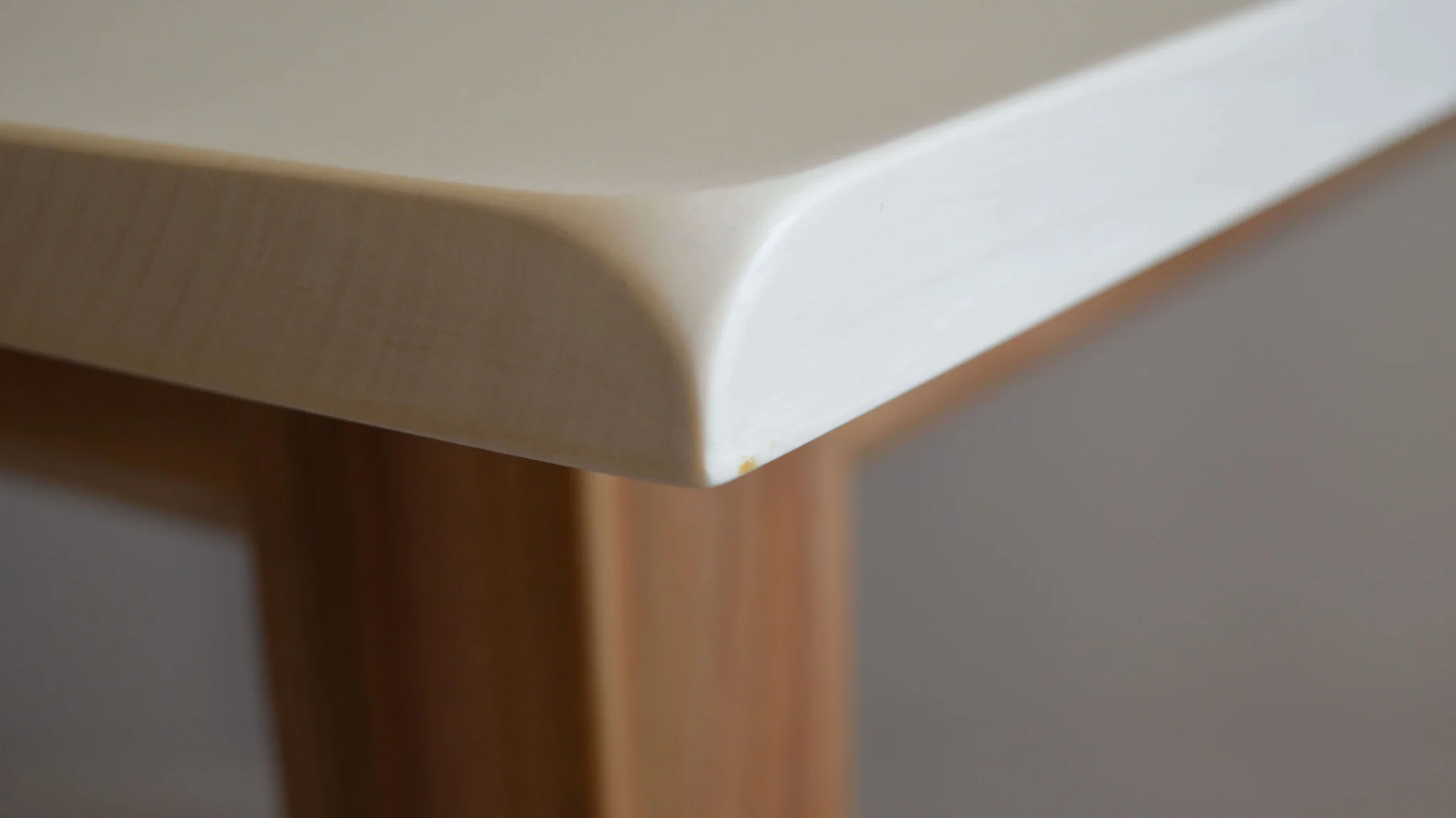 Tisch in Ulme-Ahorn-Kombination abgeschleppte Eckausbildung