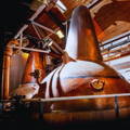 Salle de distillation avec deux alambics traditionnels Onion Pot Stills de la distillerie Balblair dans les Highlands du nord-ouest  d'Ecosse