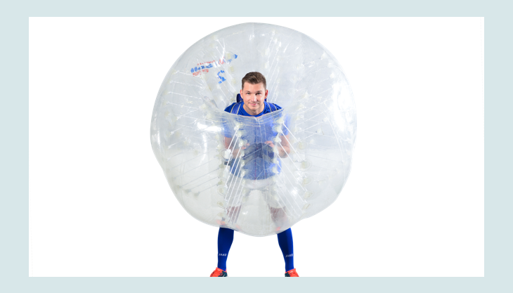 bubblefootball mann bumperzfrontalgebueckt blau