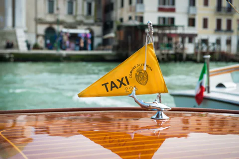 Private Transfer by Water Taxi from Train Station 
