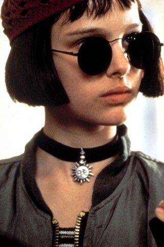 Nathalie Portman dans Léon avec un choker ruban noir auquel pend un soleil
