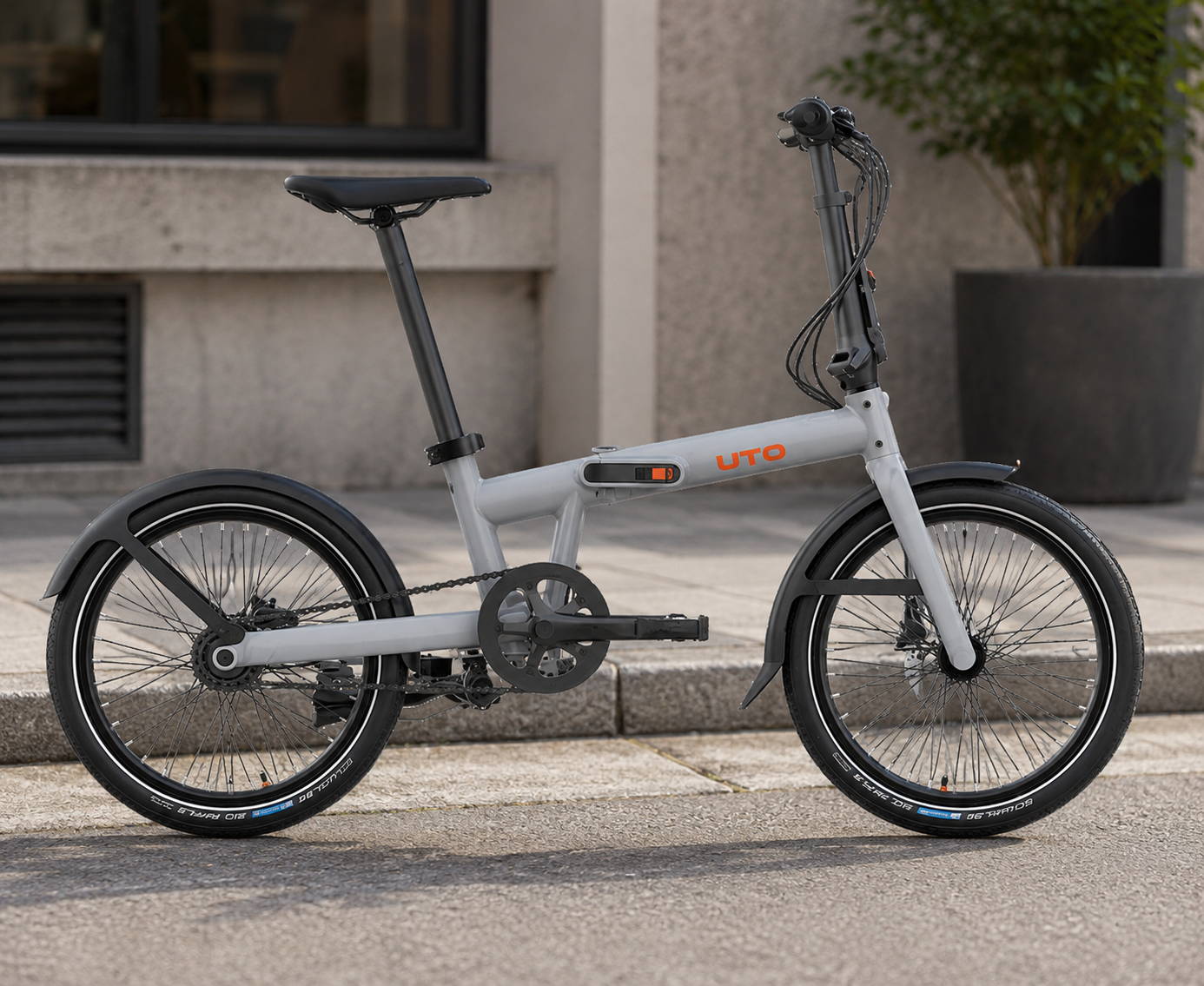 UTO Pro 20 compacte vouwfiets in lichtgrijs, gefotografeerd in een neutrale stedelijke omgeving