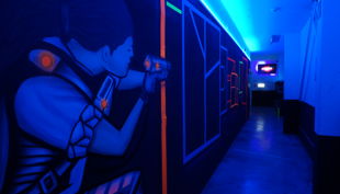 bg lasertag erlebnis gmbh köln neon wandbild