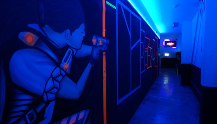 bg lasertag erlebnis gmbh köln neon wandbild