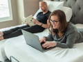 Lifestyle adjustable frames Haven, men and woman in bed