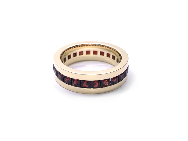 band yellow gold with garnet belt