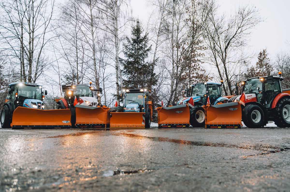 Räumfahrtzeuge stehen im Winter bereit für die zuverlässige Räumung von Schnee und Eis