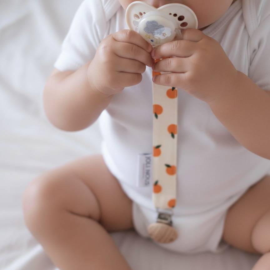 foulard pois bleu blanc élégant de la marque suisse Joli Nous, un accessoire premium pour bébé, alliant design raffiné et qualité exceptionnelle OEKO-TEX GOTS