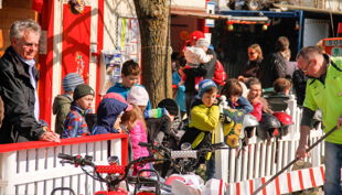 kiddi car kinder am fahrbahnrand