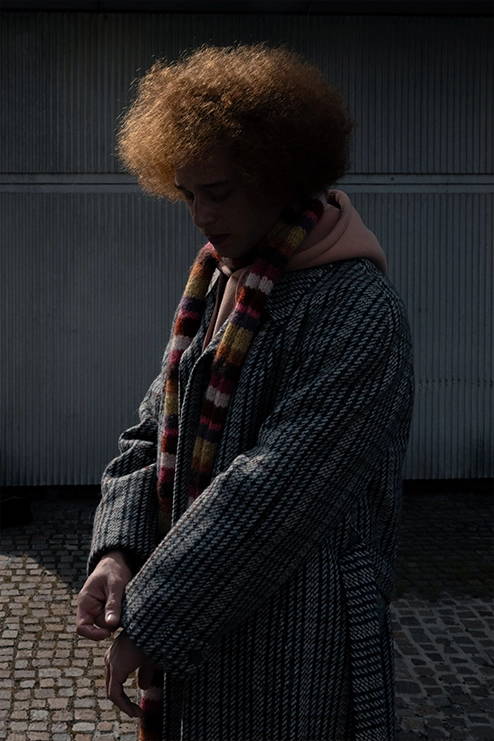 Jonge dame met golvend haar in de avond. Davines krullend haar verzorgen