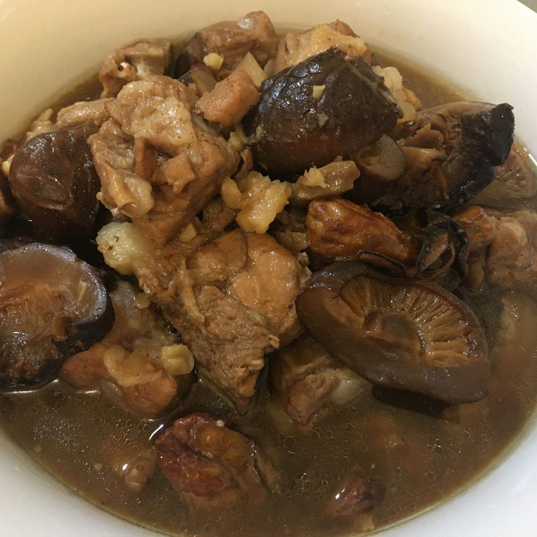 Braised pork ribs with mushrooms and dried oysters