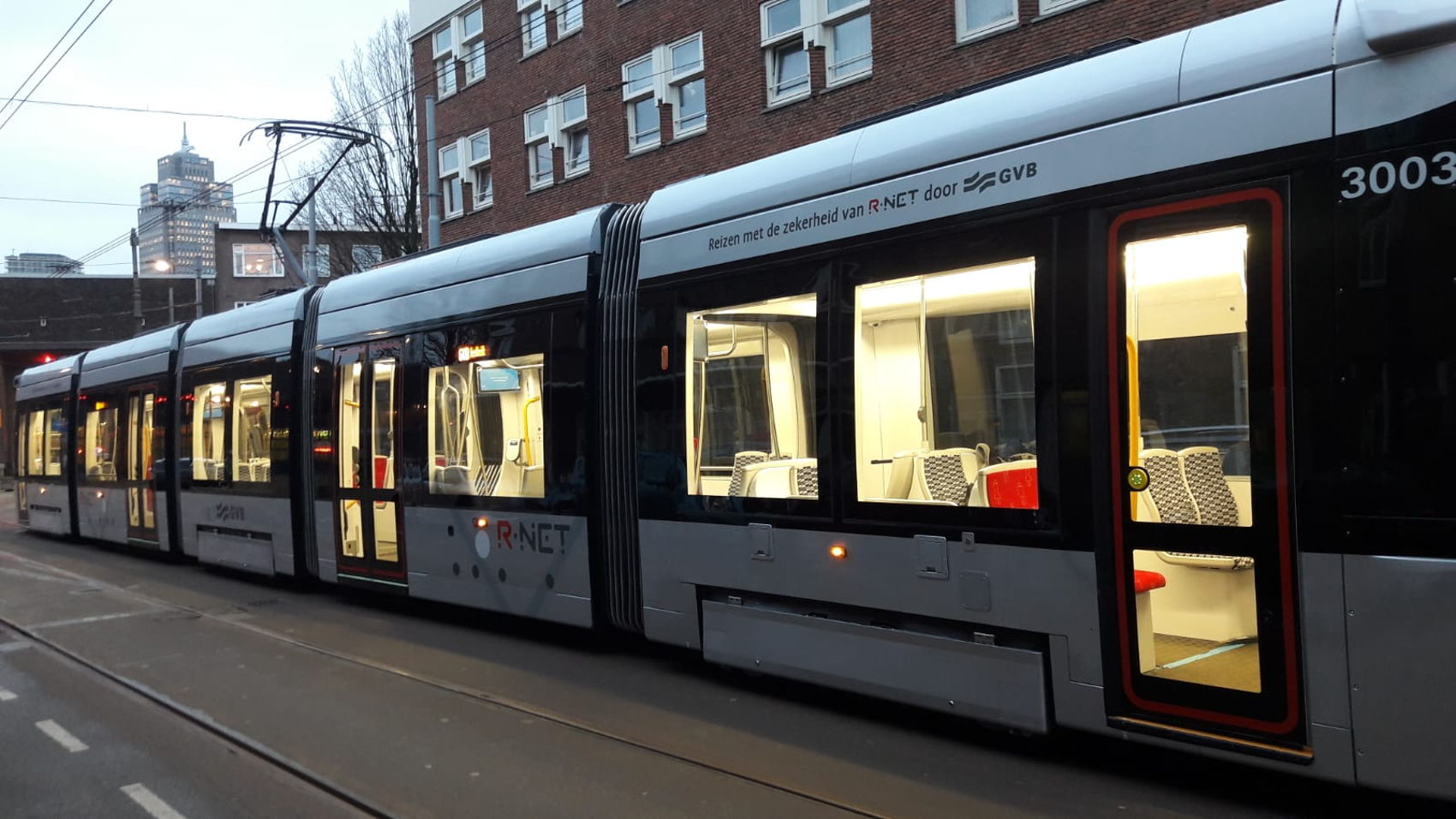 Nieuwe 15G tram in R-net kleuren maakt een proefrit. Nieuwe 15G tram in R-net kleuren maakt een proefrit.