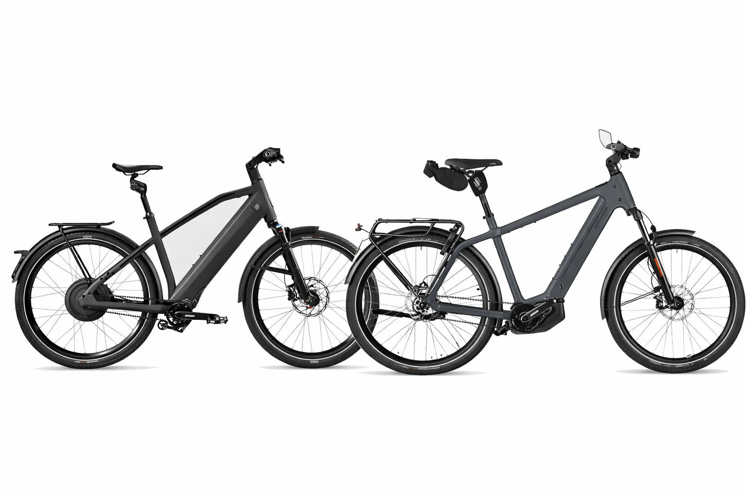 Vergelijking tussen Stromer ST5 en Riese & Müller HS elektrische fiets op lichte neutrale achtergrond, beide premium speed pedelecs zij-aan-zij in beeld voor review en merkvergelijking.