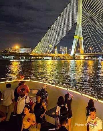 Snap photos of top landmarks