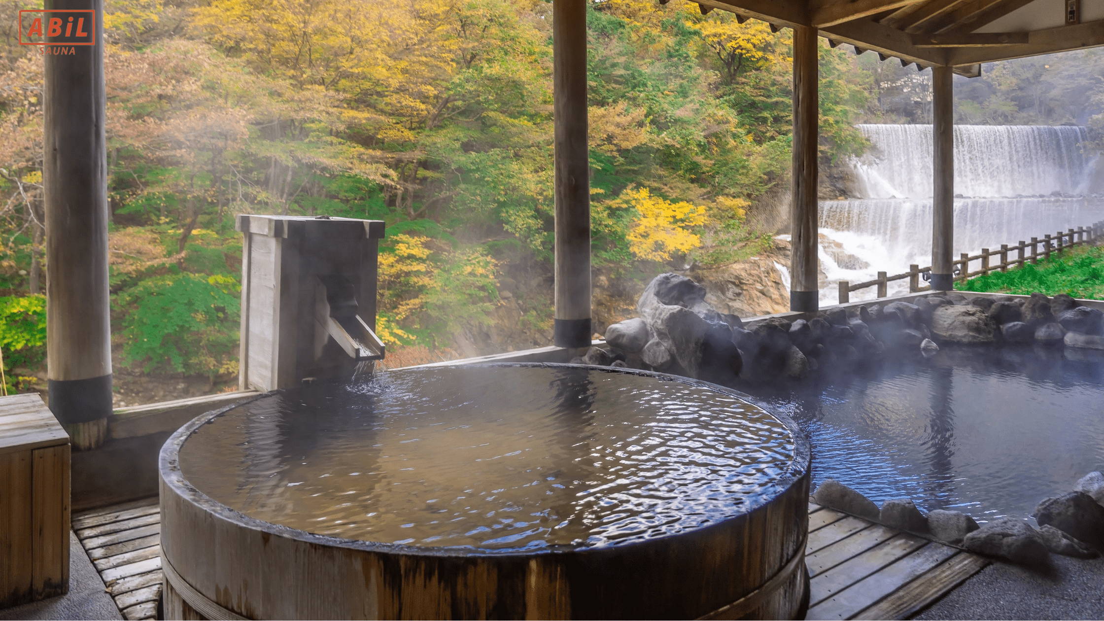 秋の紅葉を眺めながら露天風呂に浸かる様子