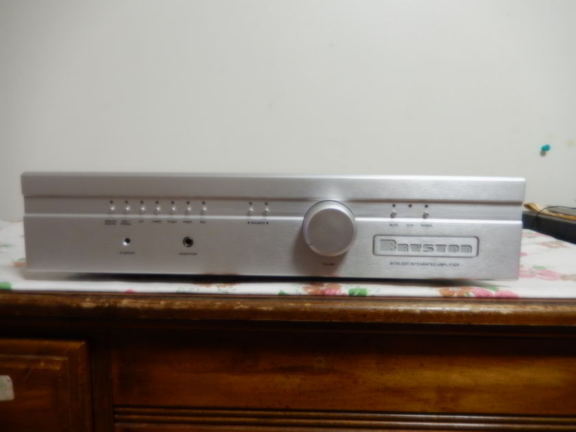 Bryston B-100 Integrated amplifier