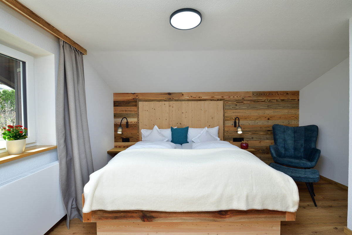 Ferienwohnung mit Doppelbett im Schlafzimmer in oberster Etage