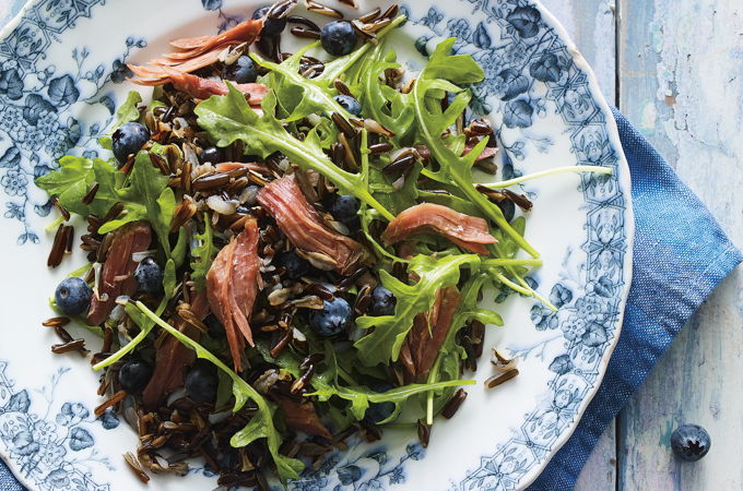 Salade de riz sauvage, canard confit et bleuets