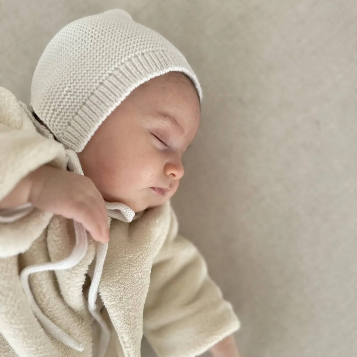 Poncho de bain enfant en coton bio certifié GOTS avec capuche, tissu éponge doux et absorbant crème beige blanc