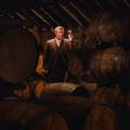 Le distillery manager John MacDonald goûtant du Whisky dans un chai traditionnel Dunnage Warehouse de la distillerie Balblair dans les Highlands du nord-ouest d'Ecosse