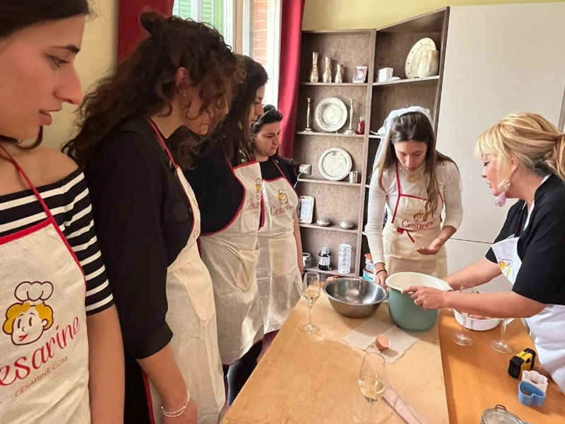 Cours de cuisine Bologne: Tortellini avec vue sur les Portiques de San Luca