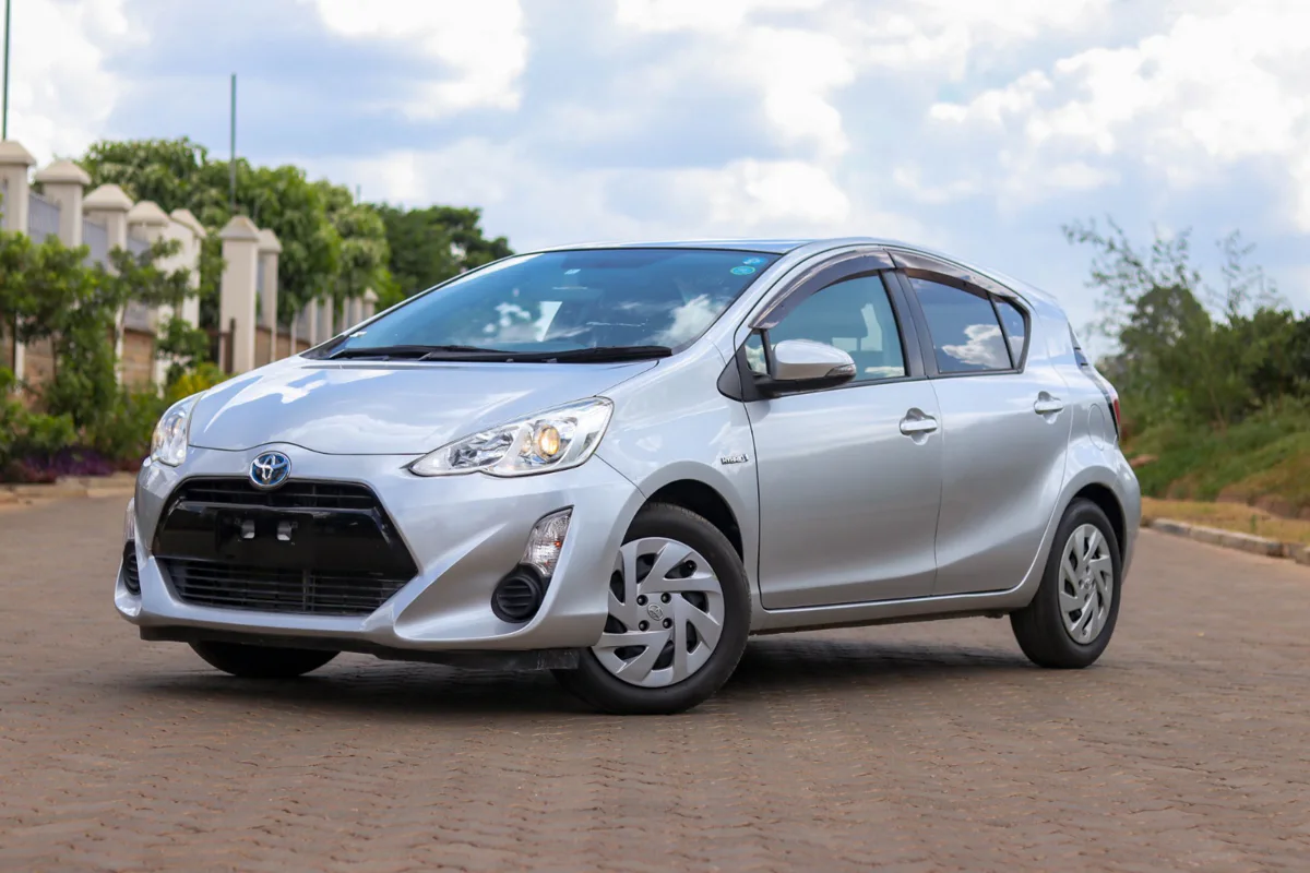 2016 Toyota Aqua Hybrid — Royal Max Motors — photo 11 of 14