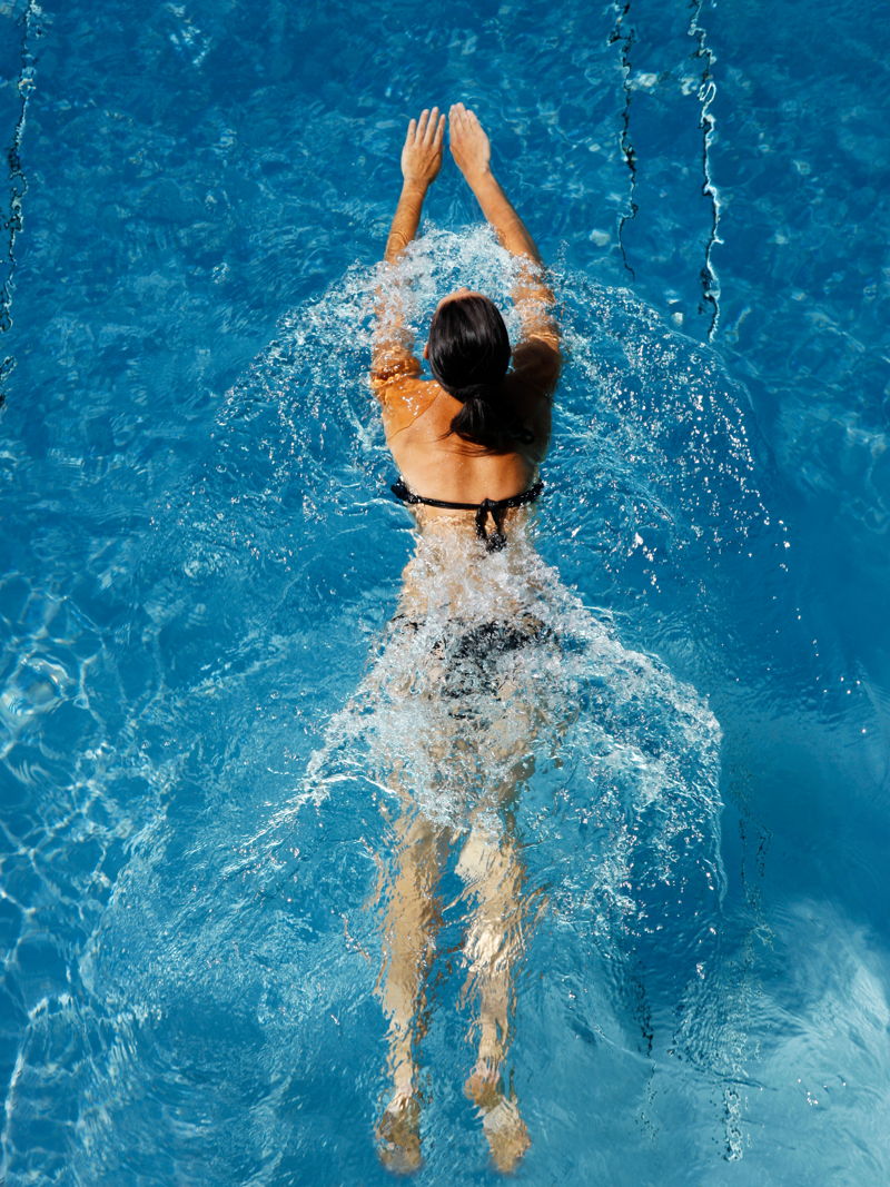 Frau schwimmt in Pool