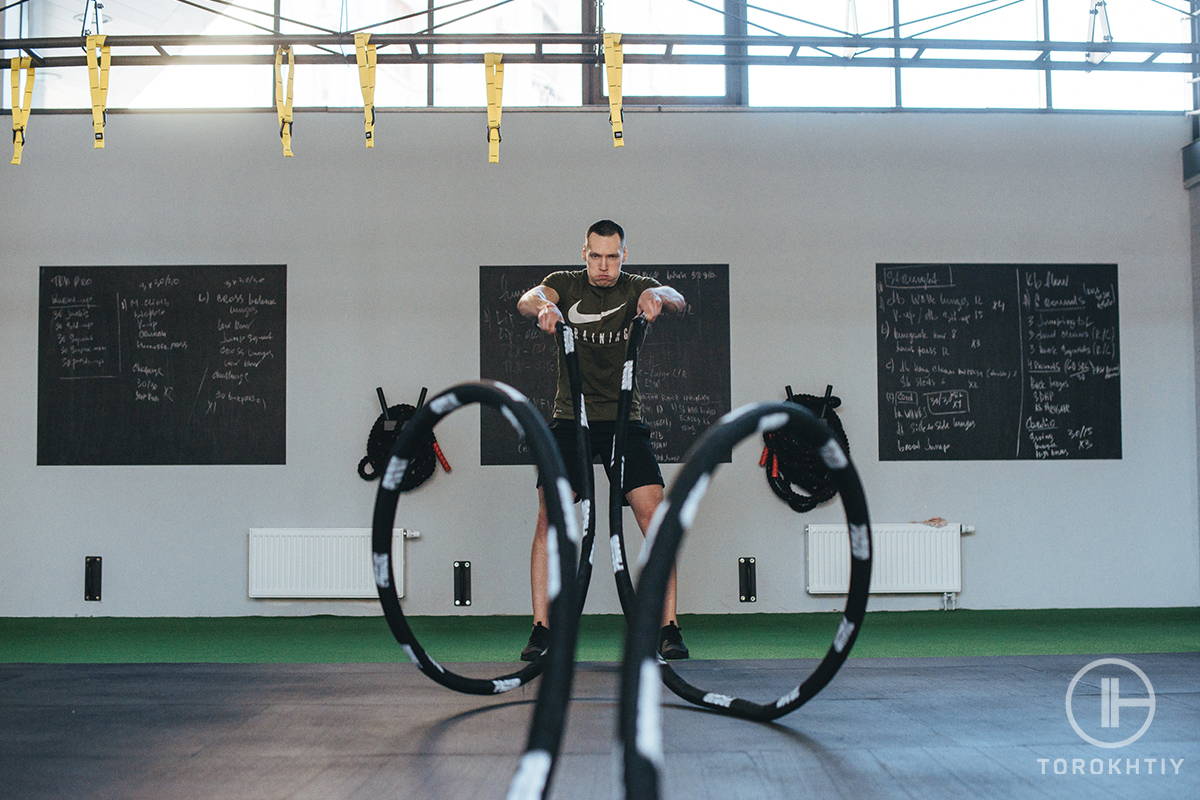 athlete training with battle rope