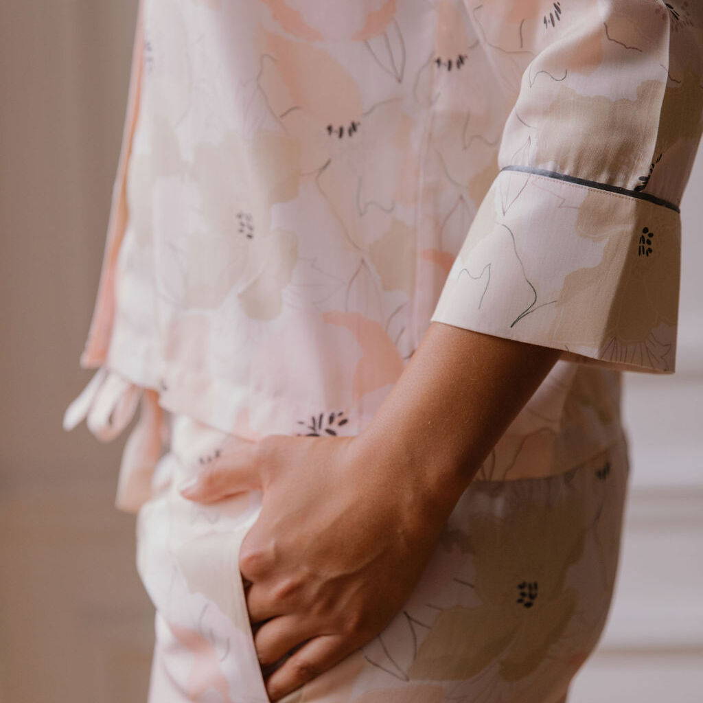 Nêge Paris - Pyjama Divine Idylle chemise pantalon avec un imprimé montrant une composition florale délicate rose poudrée